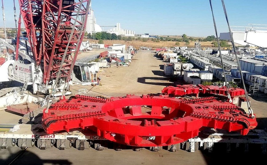 Odcinek S19 Rzeszów Południe-Babica to jedna z najtrudniejszych technologicznie budów infrastrukturalnych w Polsce. Zadanie zakłada budowę dwunawowego tunelu, a także 6 estakad, 2 wiaduktów, bezkolizyjnego przejazdu w ciągu drogi krajowej nr 19 oraz jednego przejazdu pod trasą S19 oraz trzech przejść dla zwierząt. Tunel będzie miał 2255 metrów długości. Składać się będzie dwóch naw, które będą połączone 15 przejściami poprzecznymi i jednym przejazdem awaryjnym w środku długości tunelu. Średnica wewnętrzna każdej z pojedynczych naw głównych będzie wynosiła 13,45 m (zewnętrzna 14,65 m). Maksymalna głębokość prowadzonych prac to ponad 100 metrów. Maszyna TBM drąży podziemny obiekt i jednocześnie układa jego obudowę, która składa się z tubingów. W przypadku tunelu w Babicy, na obudowę wykorzystanych zostanie przeszło 2230 pierścieni odlanych z 118 tys. sześciennych betonu.