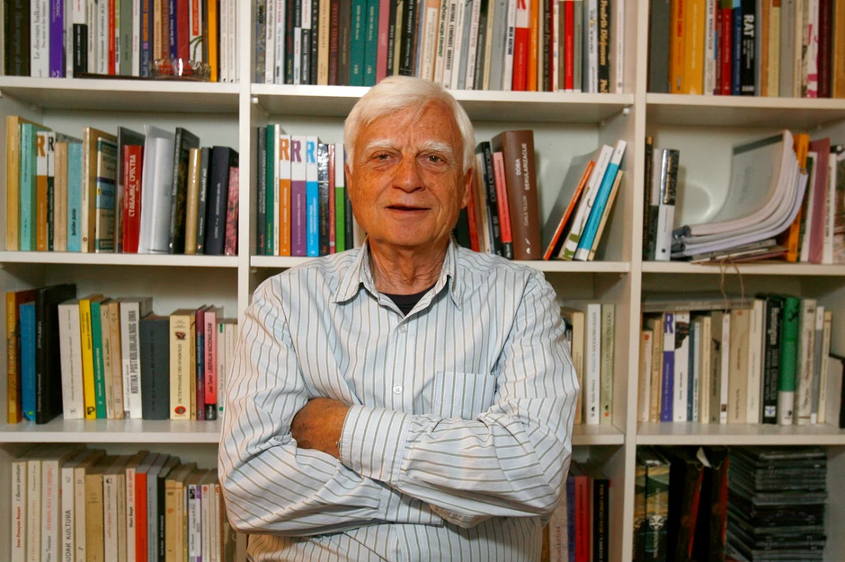 Jezik je, pre svega, sredstvo za sporazumevanje, nematerijalan i ne može se ukrasti. Nacionalizam gaji kult jezika kao svetinje: Ivan Čolović