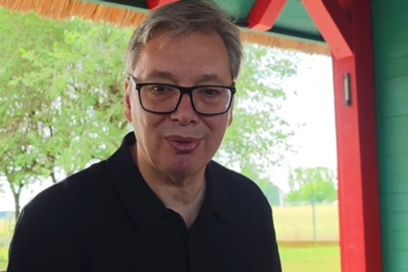 "VRATIO SE U SRBIJU" Vučić na Paliću, ovako provodi vreme: Pomenuo slaninu, kobasice, kulen... (VIDEO)