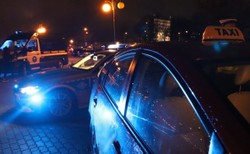 Napaść seksualna w taksówce na aplikację. Kierowca usłyszał zarzuty