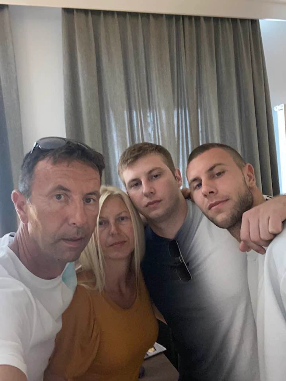 Strahinja sa porodicom