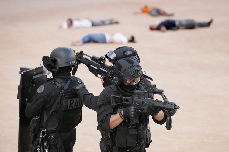 Nie tylko piłkarze trenują przed Euro 2016. Antyterroryści w pełnej gotowości