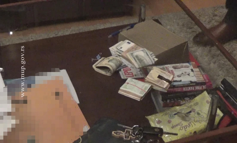 U stanu pronađeni spiskovi, novac, mobilni telefoni