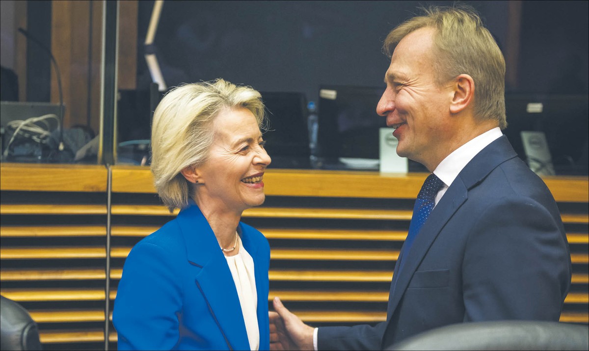 Szefowa KE Ursula von der Leyen i komisarz ds. budżetu Piotr Serafin