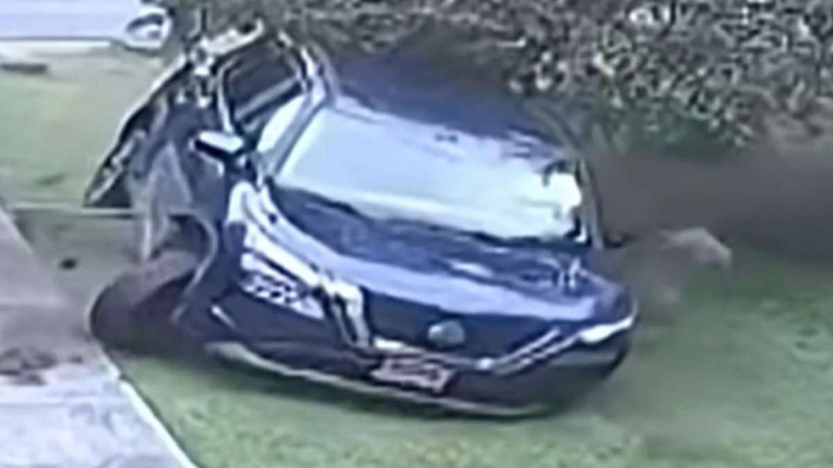 Automobil uleće u dvorište