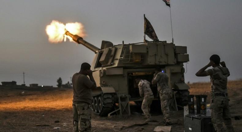 Iraqi forces fire a M109 self-propelled howitzer towards the village of Al-Muftuya from a position in Kani al-Harami, some 35 kilometres of Mosul, on October 19, 2016, during an operation against Islamic State group jihadists