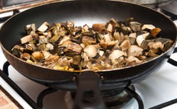 Srebrna łyżka włożona do potrawy z grzybami trującymi czernieje - to mit! Jak uniknać zatrucia?