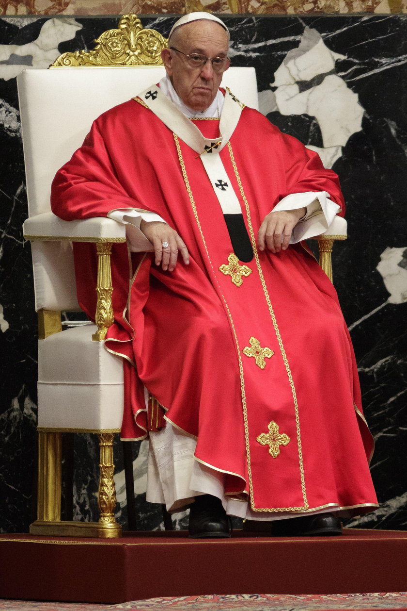 Papież zdymisjonował dwóch kardynałów. Chodzi o pedofilię