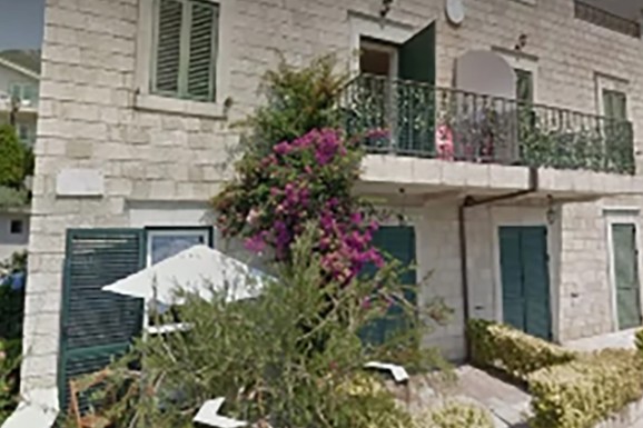 (FOTO) NA SAMOJ OBALI MORA Ovo je nekretnina Milene i Gage Nikolića u Baošićima, komšije otkrile: "Agenti su odustali od kupovine kada su saznali istinu o kući"