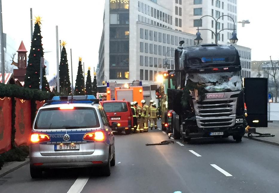 Ezzel az elrabolt kamionnal
hajtotta végre a mészárlást a berlini támadó. Fülkéjében hagyta
a  lengyel sofőr holttestét /Fotó: profimedia-reddot