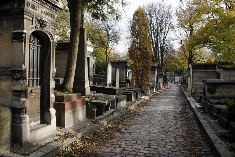 Cmentarz Père-Lachaise. (fr. Cimètiere du Père-Lachaise) – największy i najsławniejszy cmentarz paryski, założony w 1804 roku w ogrodach przylegających do willi Mont-Louis, podarowanej przez Ludwika XIV swojemu spowiednikowi, Père Lachaise (ojcu Lachaise), francuskiemu jezuicie, François de Lachaise [Wiki]. Tutaj pochowano m. in. Chopina.