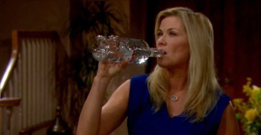 Brooke Logan z butelką wódki