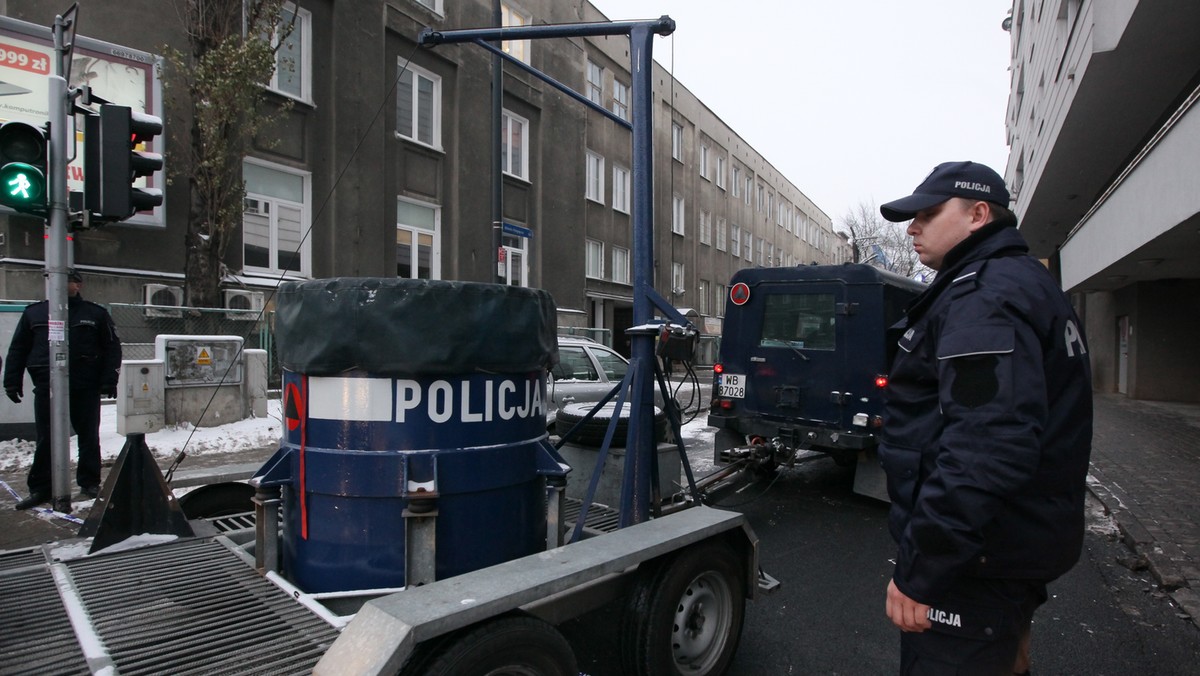 Do tajemniczej zbrodni doszło dziś w Warszawie. Do jednego z biur na Pradze Południe wpadł mężczyzna, który z nożem rzucił się na jednego z pracowników. Zadał mu kilka ciosów. Mężczyzna zmarł. Potem napastnik odpalił ładunek wybuchowy.