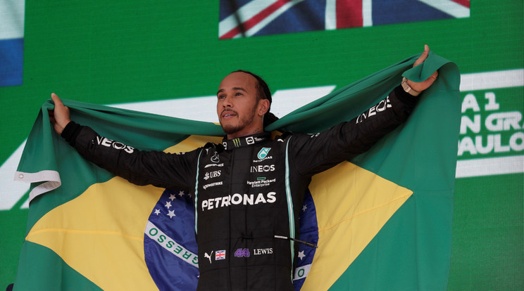 Lewis Hamilton, a Mercedes brit címvédője brazil zászlóval a pódiumon, miután győzött a Forma-1-es autós gyorsasági világbajnokság brazil Nagydíján a Sao Pauló-i Interlagos pályán 2021. november 14-én / Fotó: MTI/EPA/EFE/Antonio Lacerda