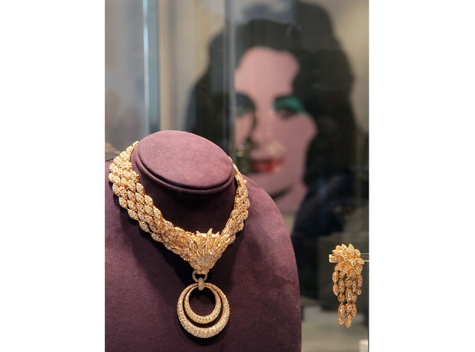 Nasszyjnik aktorki i portret autorstwa Andy Warhola w tle