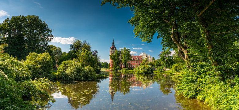 Wyjątkowy park, kolorowe jeziora i czerwony zamek. Perełka z listy UNESCO znajduje się w Polsce