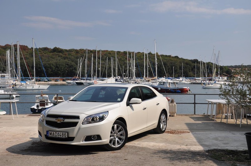 Chevrolet malibu jest oferowany w naszym kraju od połowy 2012 roku. Jako alternatywę do benzyniaka o pojemności 2,4 litra i mocy 167 KM producent wprowadził właśnie do oferty dwulitrową jednostkę wysokoprężną o mocy 160 KM. Jak się tym autem jeździ?