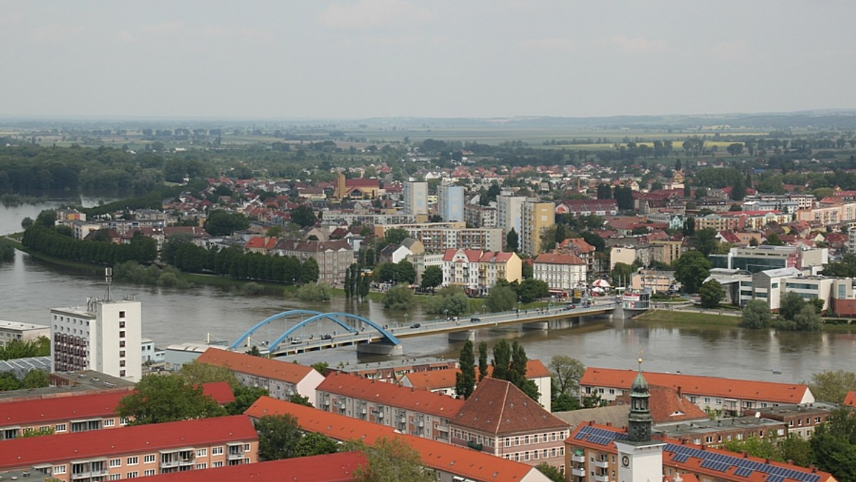 Stałe połączenie autobusowe między Słubicami a Frankfurtem nad Odrą prawdopodobnie zostanie uruchomione w listopadzie br., linia będzie obsługiwana przez spółkę komunikacyjną z niemieckiego miasta - poinformował PAP z-ca burmistrza Słubic Piotr Łuczyński.