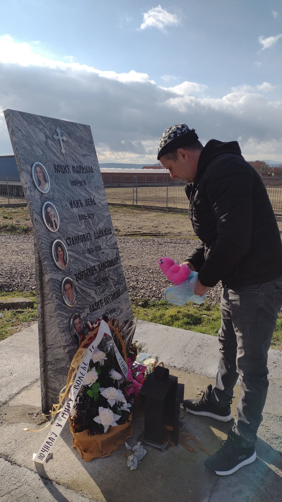 Lenin otac Srđan Ilić doneo je dva roze medvedića na mesto nesreće