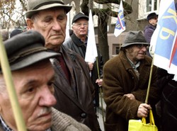 Polacy chcą większych emerytur i autostrad