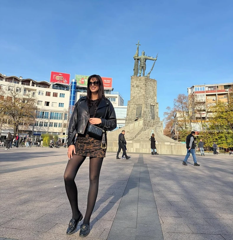 Nina radulović šeta u miniću gradom