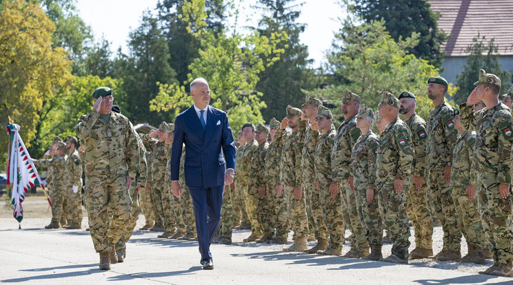 A Honvédelmi Minisztérium szerint kiemelten fontos a NATO-tagállamok közti szolidaritás /Fotó: MTI/Krizsán Csaba