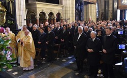 6. rocznica pogrzebu Lecha i Marii Kaczyńskich na Wawelu. Na uroczystościach m.in: premier Szydło i Jarosław Kaczyński