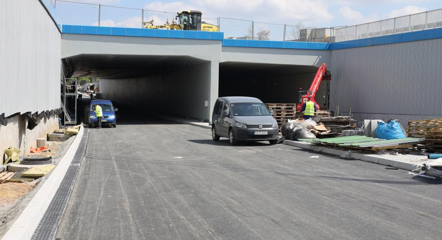 Długość na ok. 100 metrów, 23 metry szerokości i głębokość na 7,5 metrów pod ziemią, a do tego możliwość bezkolizyjnego przejazdu w kierunku wschód-zachód. W Krakowie trwa budowa tunelu drogowego wzdłuż ul. Opolskiej
