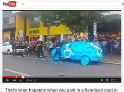 Tak się kończy parkowanie na miejscu dla niepełnosprawnych [WIDEO]