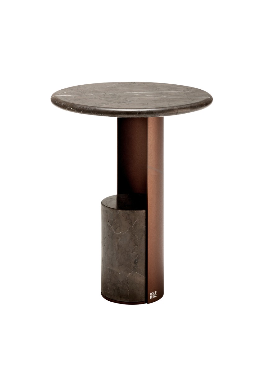 Rolf Benz: Beistelltisch 972 mit Stahlgestell sowie Platte und Sockel aus Naturstein. 