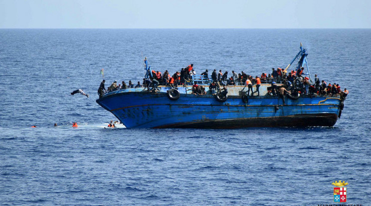 A menekültek általában túlzsúfolt hajón érkeznek /Korábbi fotó: MTI