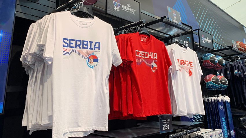 Majice su u proseku 25 evra koliko i prosečna porcija hrane u Fan zoni ili čak pet hladnih lager piva | Foto: BBC/Dejana Vukadinović