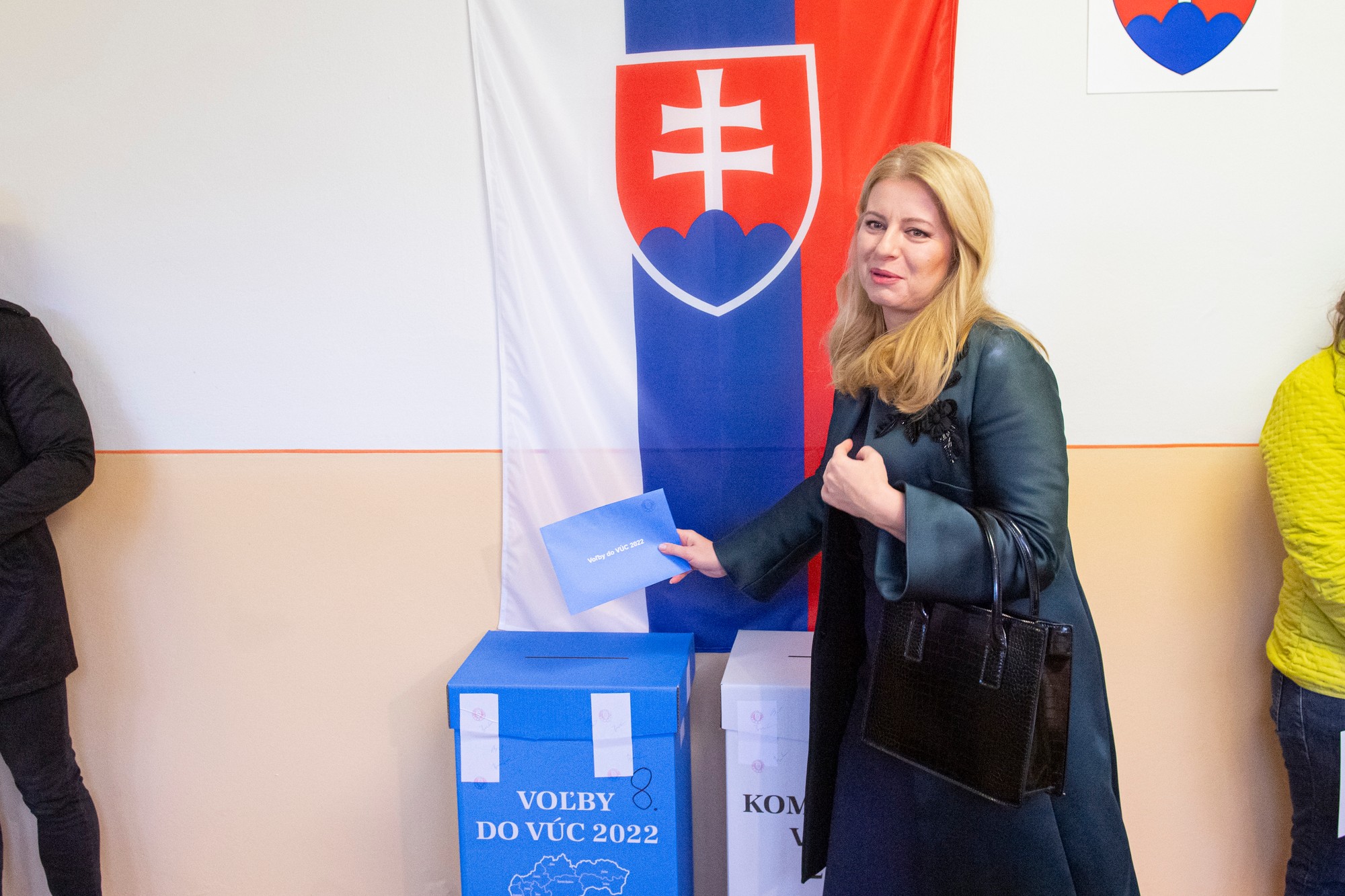 Na snímke prezidentka SR Zuzana Čaputová si preberá hlasovacie lístky od členky volebnej komisie vo volebnej miestnosti v Materskej škole v Pezinku 29. októbra 2022.