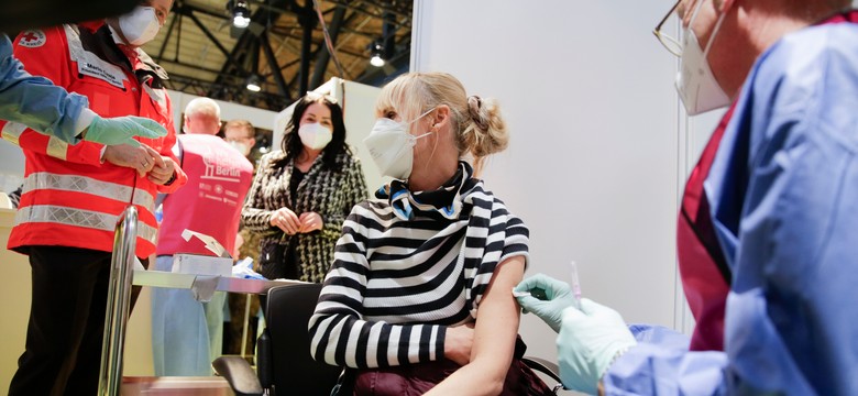 Niemiecki pilot uczcił początek szczepień w bardzo nietypowy sposób