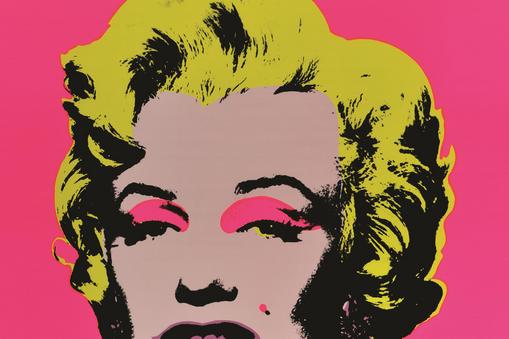 Urodzony w 1928 roku Warhol, potomek imigrantów ze Słowacji od dzieciństwa obsesyjnie śledził popkulturę, a jego największą fascynacją była postać aktorki Marilyn Monroe. Portet Marilyn z 1962 roku stał się zaś jedną z najpopularniejszych prac artysty.  N
