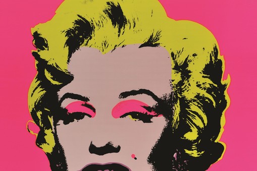 Urodzony w 1928 roku Warhol, potomek imigrantów ze Słowacji od dzieciństwa obsesyjnie śledził popkulturę, a jego największą fascynacją była postać aktorki Marilyn Monroe. Portet Marilyn z 1962 roku stał się zaś jedną z najpopularniejszych prac artysty.  N