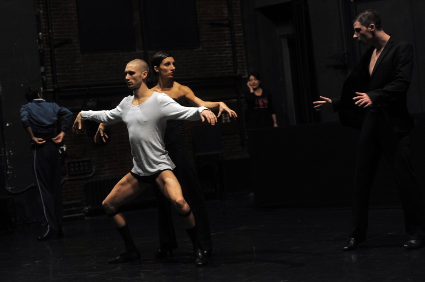 Četiri muška i četiri ženska plesača nude novo čitanje Dantea