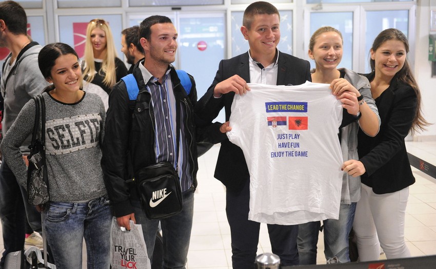 Naši studenti i učenici na aerodromu "Nikola Tesla" po povratku iz Albanije