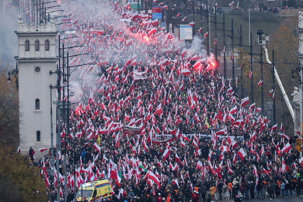 Warszawa, 11.11.2023. Uczestnicy Marszu Niepodległości na Moście Poniatowskiego w Warszawie