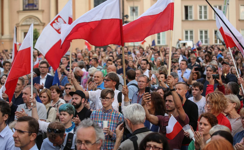 Chodzi o lipcowe wydarzenia, podczas których w wielu miejscowościach w Polsce ludzie gromadzili się i palili tzw. światełko dla sądów