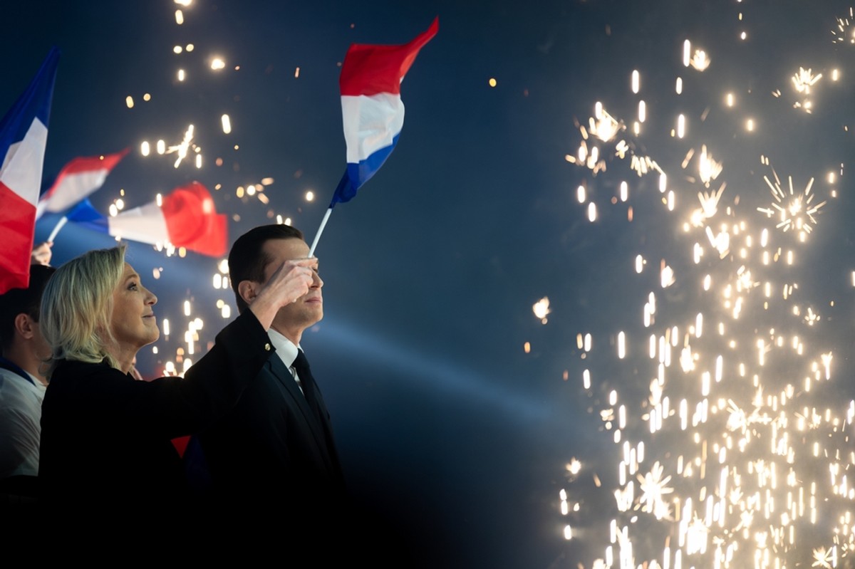 Marine Le Pen i Jordan,Bardella świętują zwycięstwo w pierwszej turze wyborów. Jeszcze nie wiedzą, że nie powtórzy się ono za tydzień