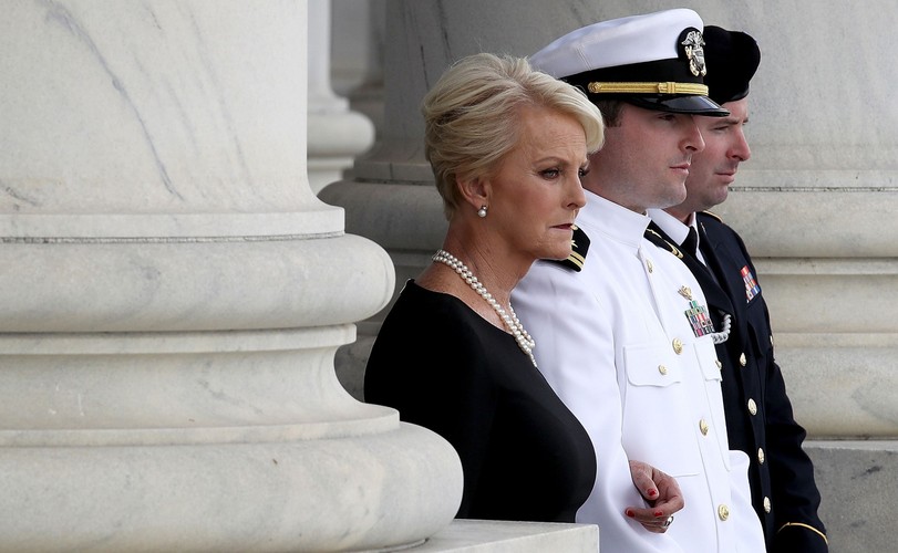 Żona i syn senatora McCaina