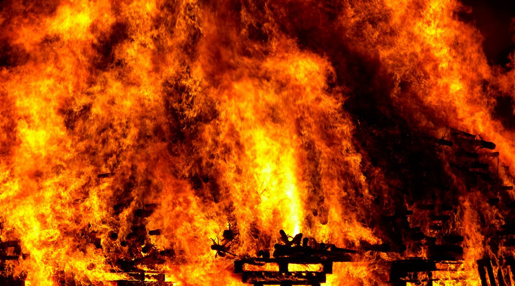 A lángok az épület egész külső homlokzatát elborították /illusztráció: Pixabay