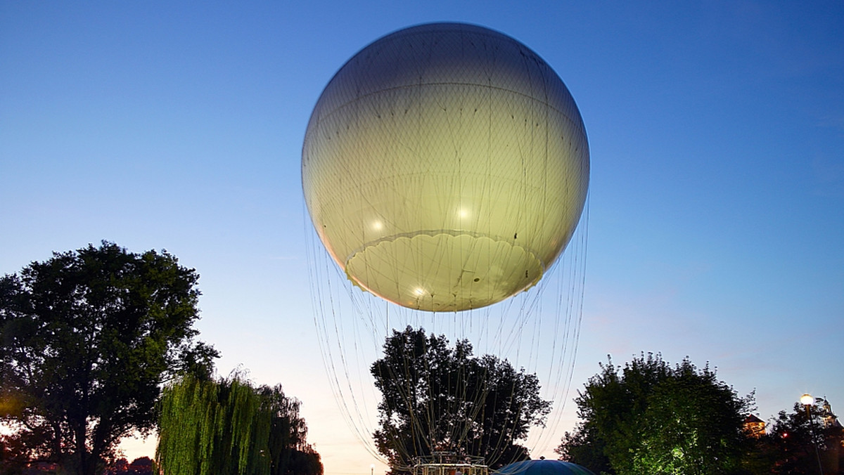 Ostrzelano balon widokowy koło Wisły przy Moście Grunwaldzkim w Krakowie. Nieznani sprawcy ostrzelali go z broni i kuszy. Pracownicy uzupełniają gaz, aby utrzymał się w powietrzu. Policja szuka sprawców - dowiedział się Onet.pl.