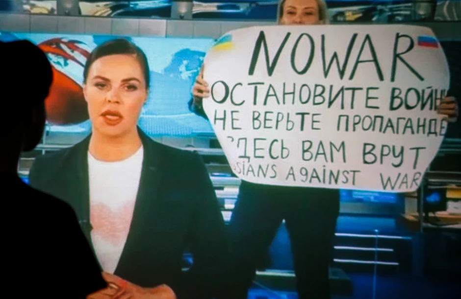 Marina Ovsjanikova - protest u martu tokom TV prenosa