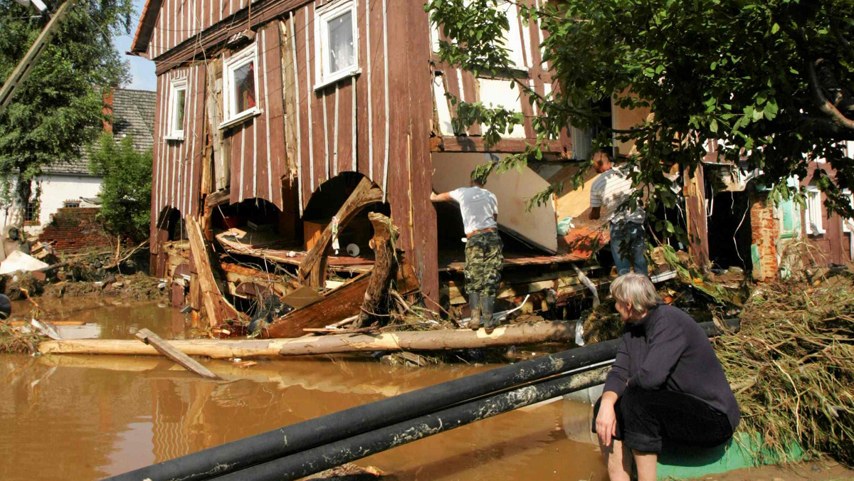 - Myślę, że będziemy sobie powoli radzić. Jest taka fajna zbiorowa pomoc. Ludzie potrafią się w takiej sytuacji zjednoczyć pomimo tego, że nie mają gdzie funkcjonować. Potrzebujemy dobrej współpracy i takich zwykłych rzeczy, jak żywność czy środki higieny - mówił na antenie TVN24 burmistrz Bogatyni Andrzej Grzmielewicz.