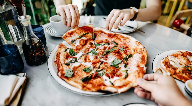 A sajos-paradicsomos pizza a legegyszerűbb változat Fotó: Getty Images