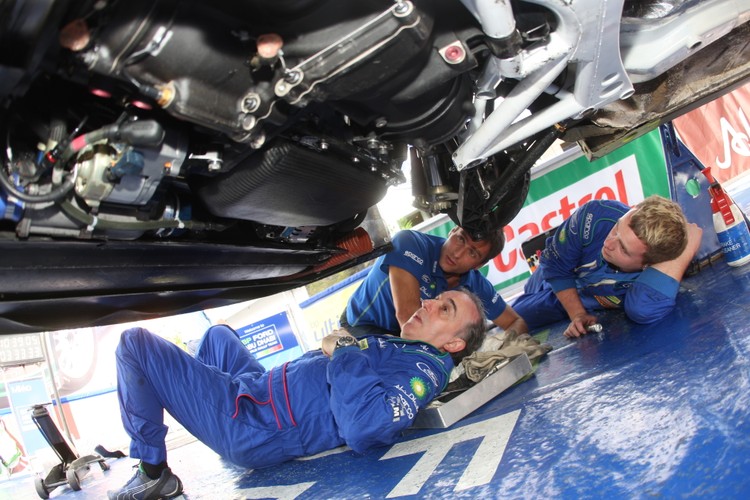 Mechanicy z Forda pod autem Mikko Hirvonena