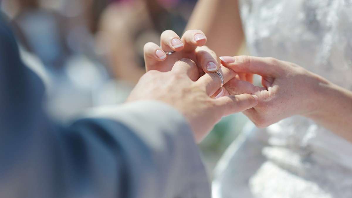 Ślub to ważny moment w życiu każdej pary i jej rodziny. Wyjątkowość tej ceremonii podkreśla fakt, że Kościół pozwala na tę okazję dokonać młodym wyboru fragmentów Pisma Świętego, jakie będą czytane w czasie ślubu. Zatem jak wybrać dobre czytania ślubne?