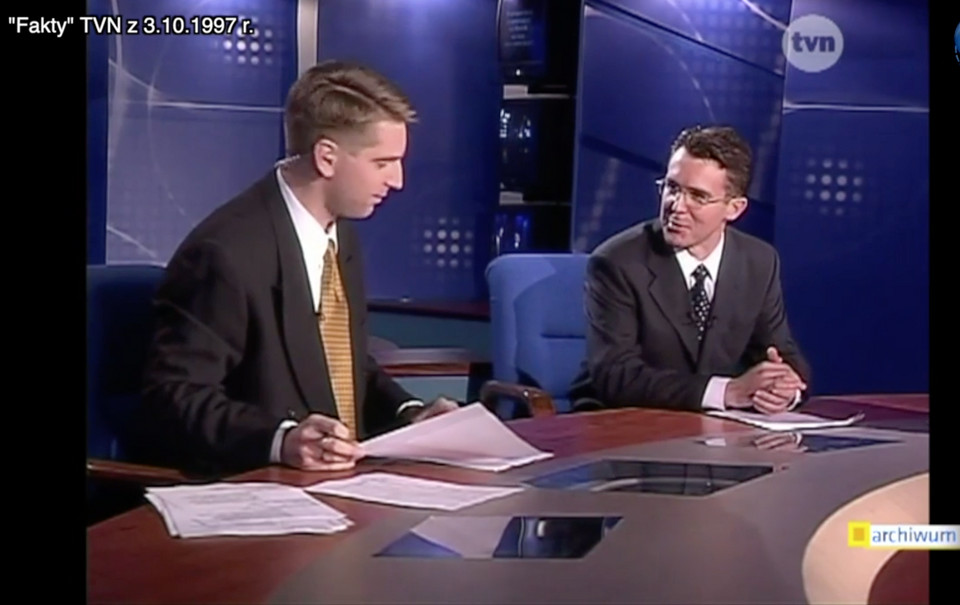 25 lat TVN – Tomasz Lis i Maciej Kurzajewski zapowiadają informacje sportowe po "Faktach TVN" w 1997 r.